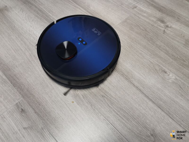 Робот-пылесос iLife T10s собирает чечевицу на ламинате во время теста